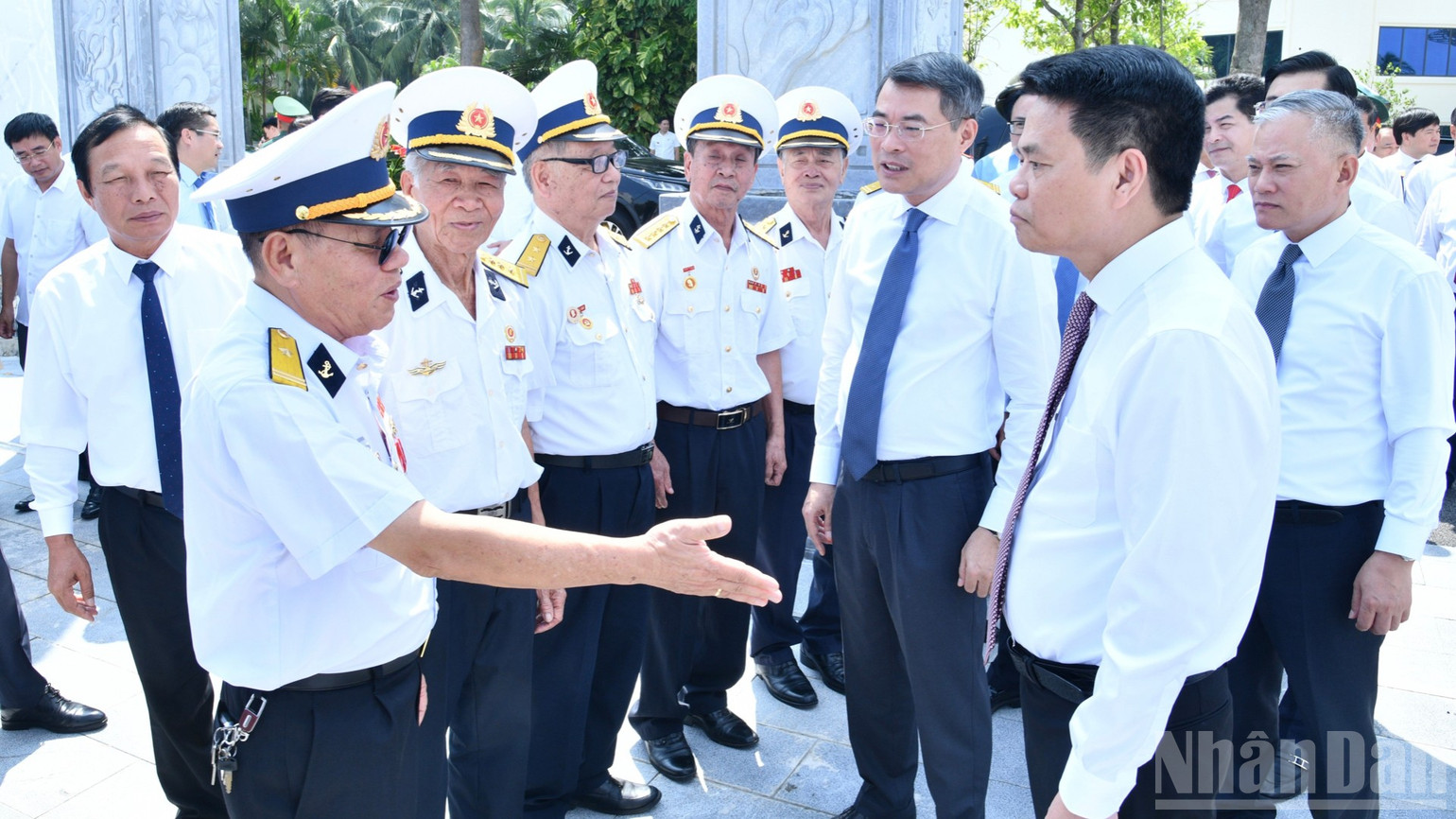 Thủ tướng L&ecirc; Minh Hưng &acirc;n cần thăm hỏi c&aacute;c cựu chiến binh Hải qu&acirc;n tại Khu di t&iacute;ch quốc gia đặc biệt Bến K15. (Ảnh: THANH GIANG)