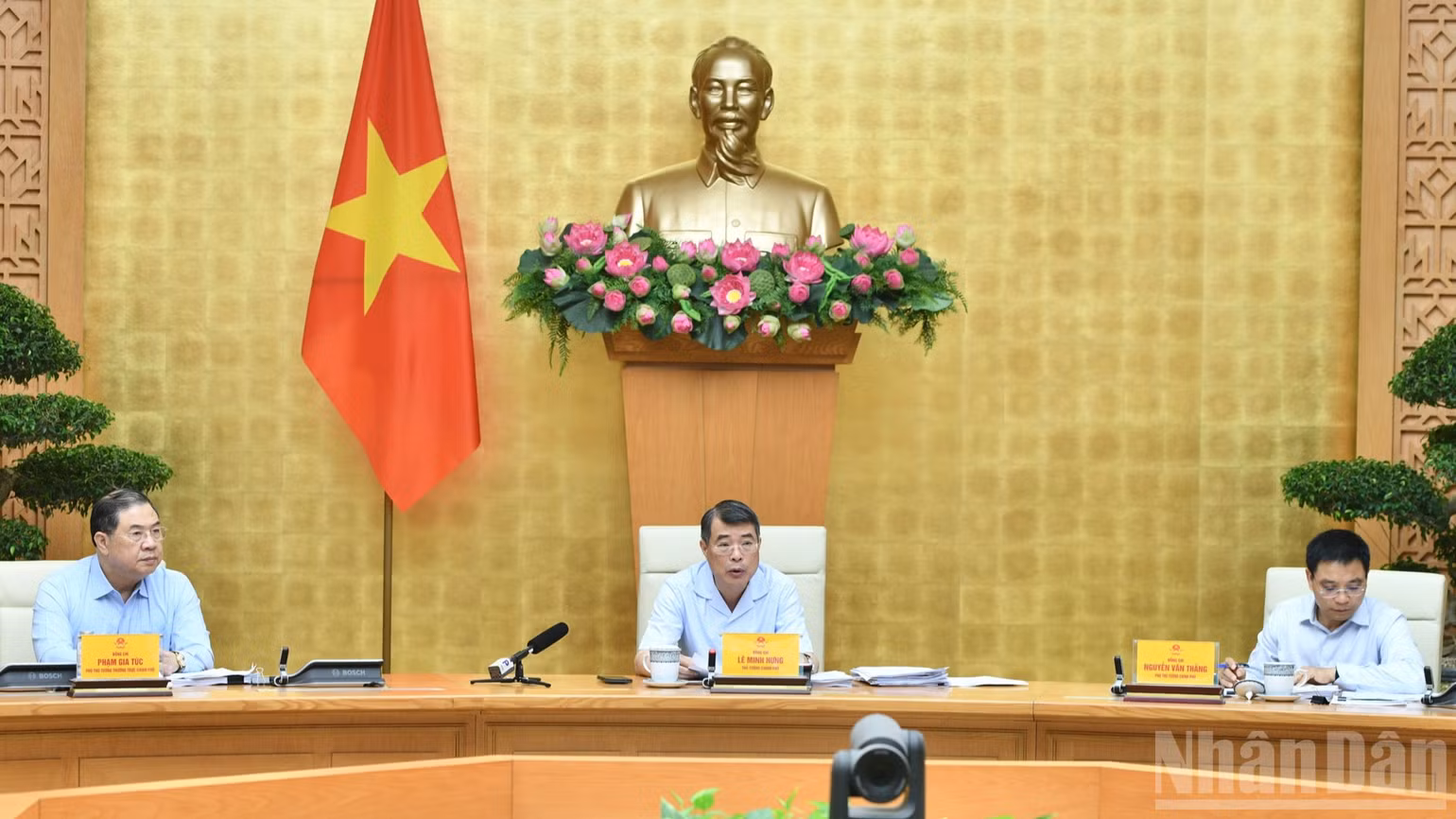Bí thư Đảng ủy Chính phủ, Thủ tướng Chính phủ Lê Minh Hưng yêu cầu tập trung triển khai đồng bộ, quyết liệt, hiệu quả các nhiệm vụ, giải pháp trên các lĩnh vực, quyết tâm phấn đấu đạt cao nhất các mục tiêu, chỉ tiêu của năm 2026. (Ảnh: THANH GIANG)