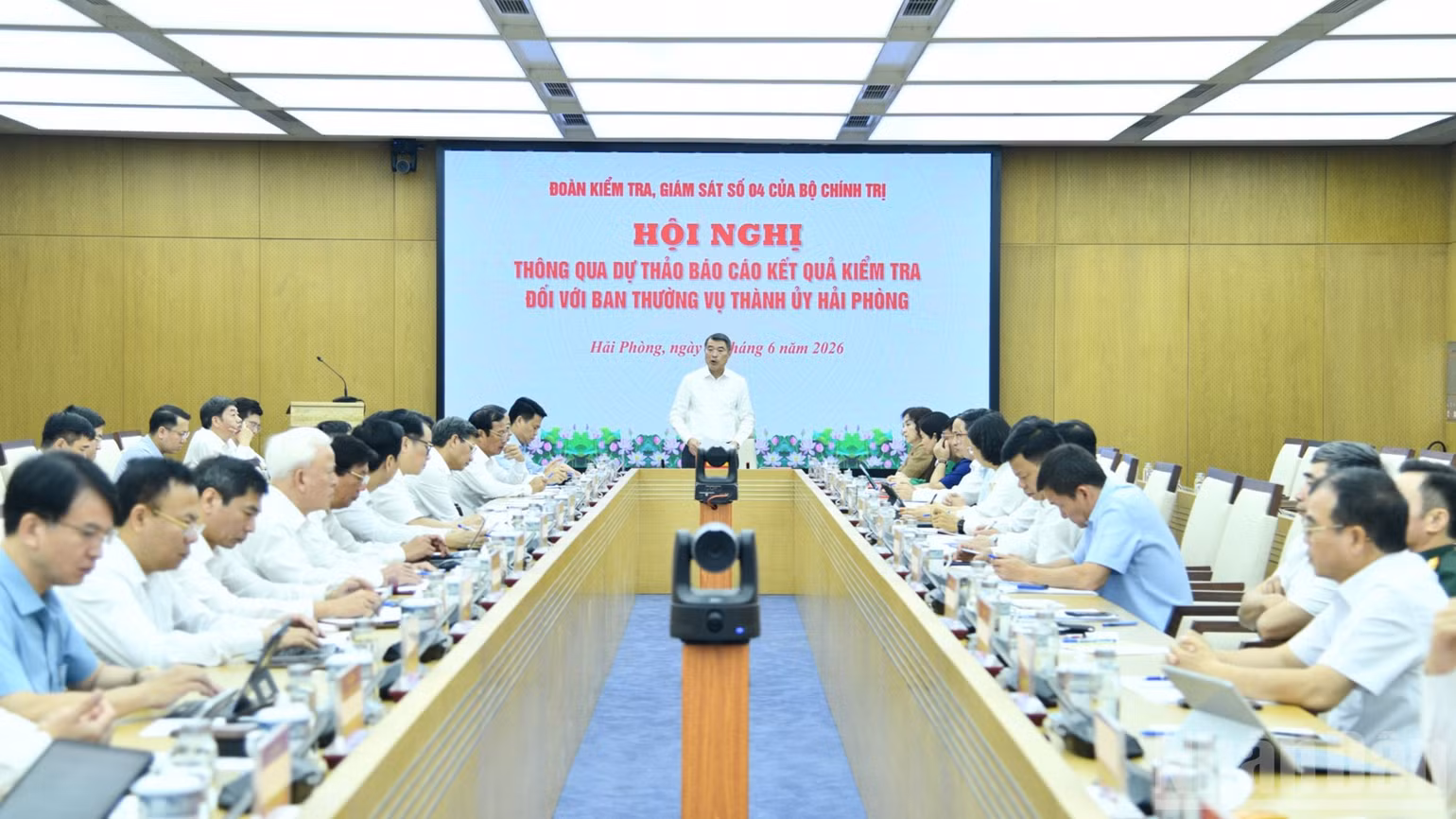 Thủ tướng Lê Minh Hưng đề nghị Hải Phòng cần tiếp tục phát triển hệ thống kết cấu hạ tầng đồng bộ, nhất là các công trình giao thông trọng điểm, trong đó có các dự án tuyến cao tốc, đường sắt, cảng biển, sân bay. (Ảnh: Thanh Giang)