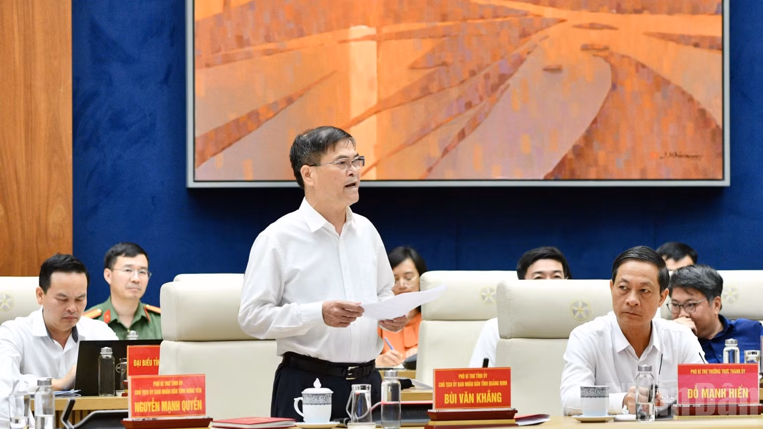 Chủ tịch Ủy ban nhân dân tỉnh Quảng Ninh Bùi Văn Khắng phát biểu ý kiến tại cuộc làm việc. (Ảnh: THANH GIANG)