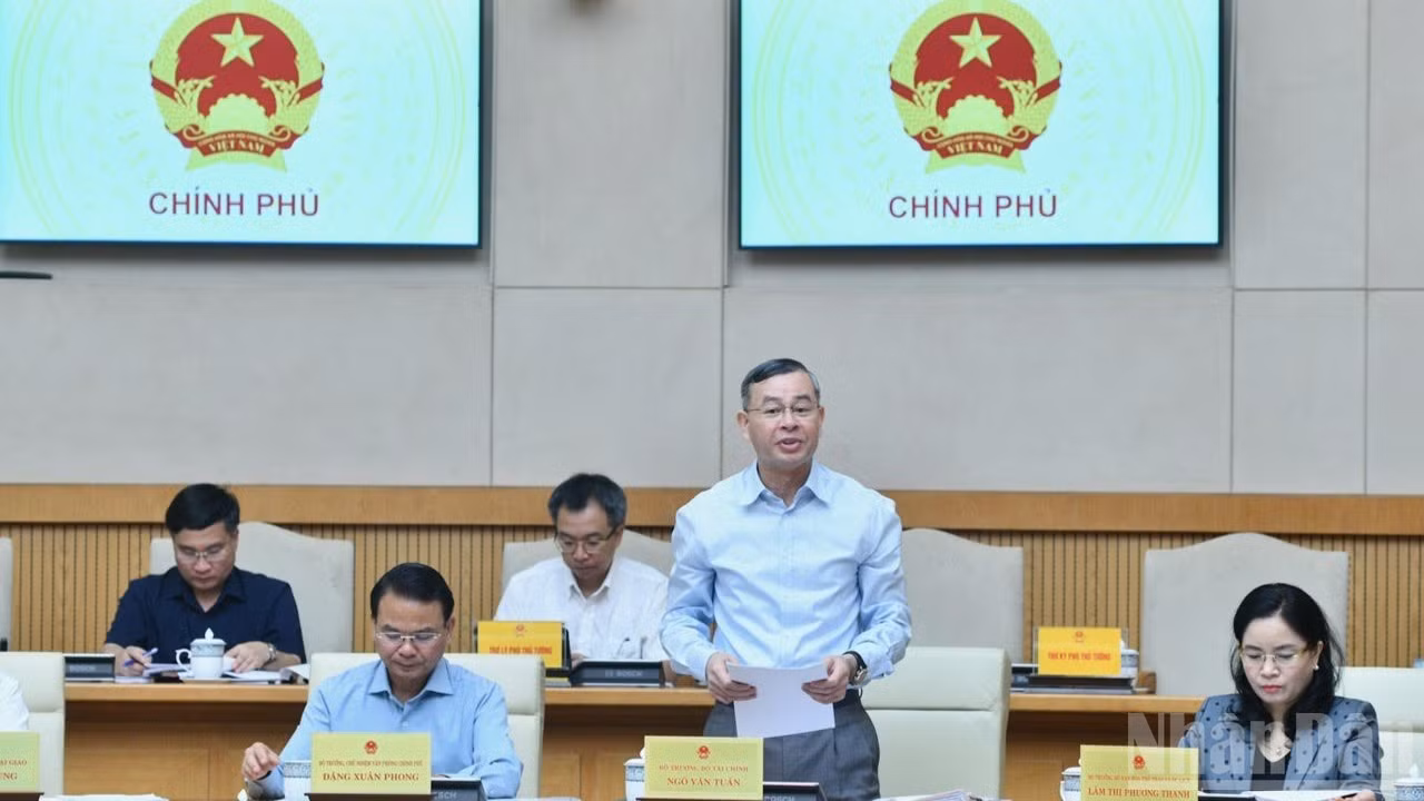 Bộ trưởng Tài chính Ngô Văn Tuấn báo cáo tại Phiên họp Chính phủ thường kỳ tháng 5. (Ảnh: THANH GIANG)