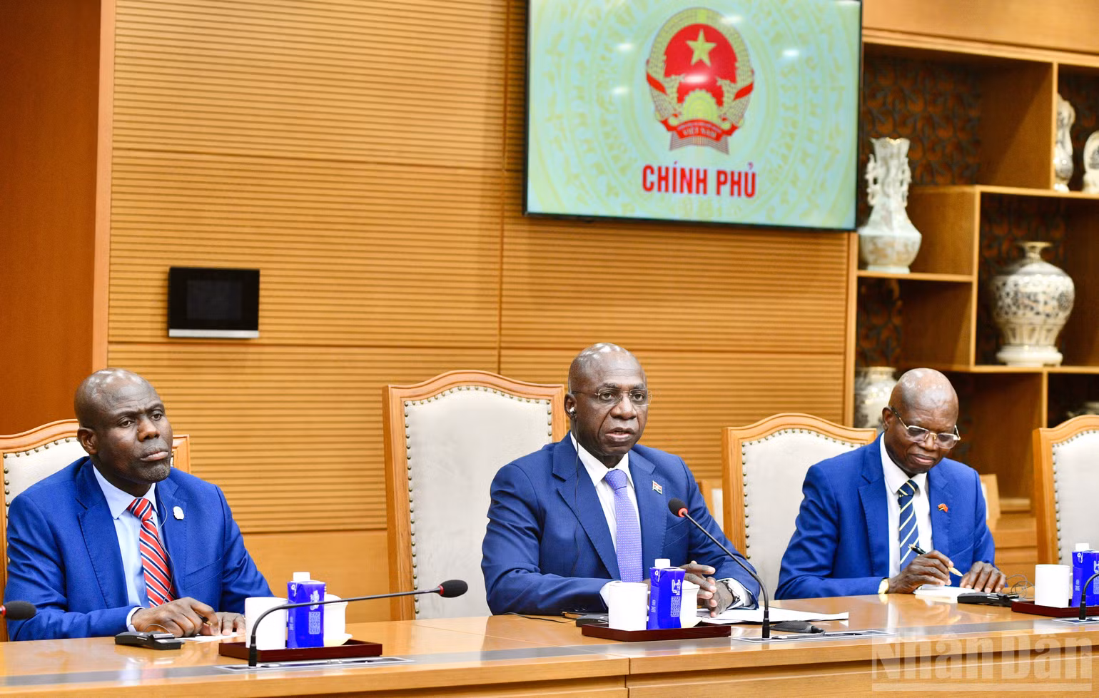 Bộ trưởng Ngoại giao Angola phát biểu ý kiến tại buổi tiếp. (Ảnh: Thanh Giang)