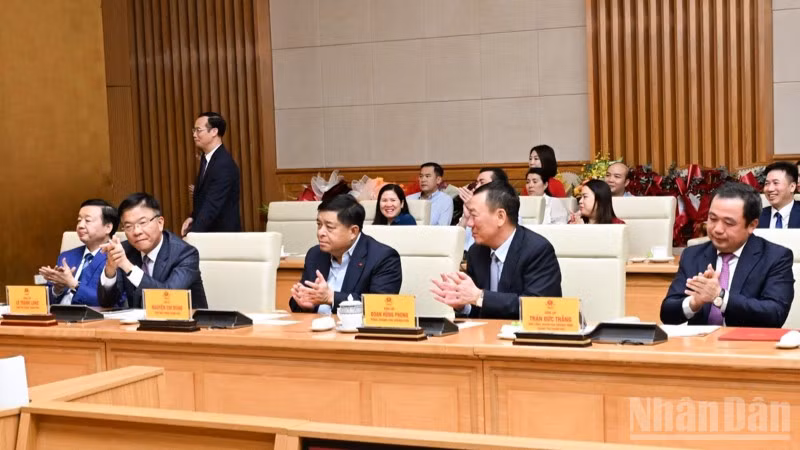 Các Thành viên Chính phủ, các đại biểu tham dự buổi lễ.