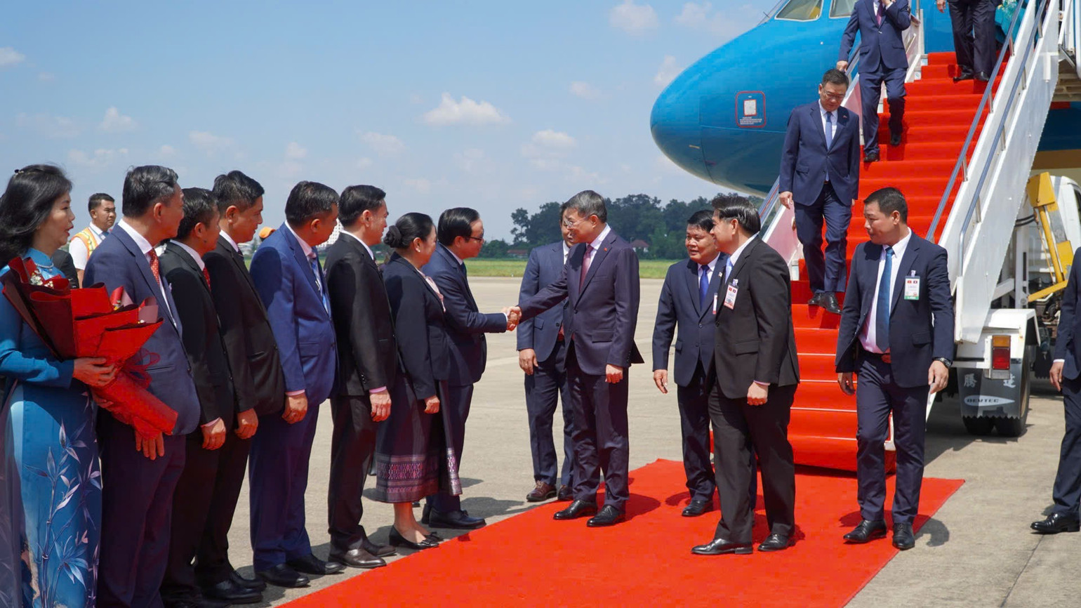L&atilde;nh đạo một số bộ, ng&agrave;nh của L&agrave;o đ&oacute;n Thủ tướng Ch&iacute;nh phủ L&ecirc; Minh Hưng tại ch&acirc;n cầu thang m&aacute;y bay. (Ảnh: VOV)