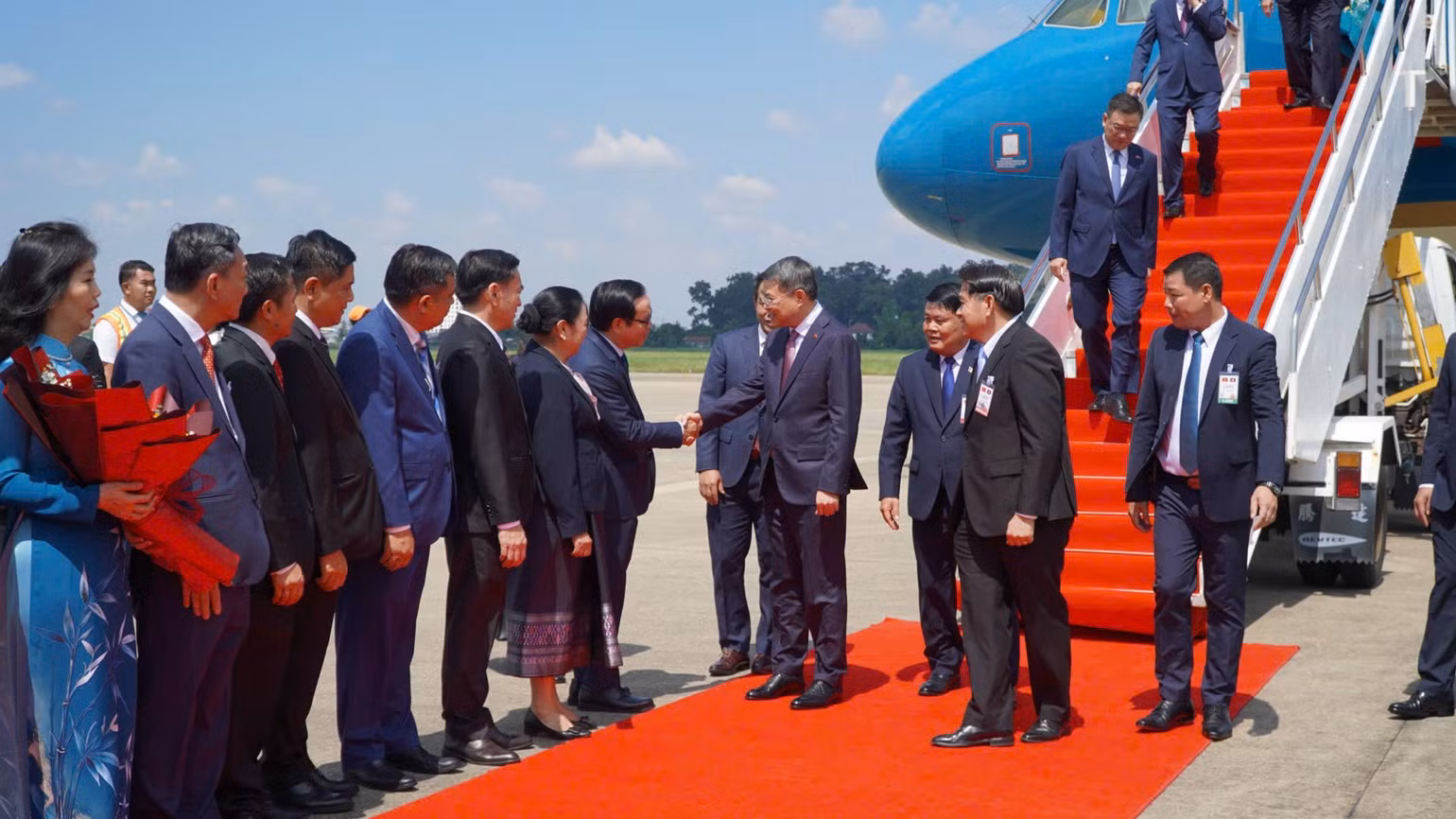 Thủ tướng Lê Minh Hưng tới Thủ đô Viêng Chăn bắt đầu chuyến thăm chính thức Lào- Ảnh 2.