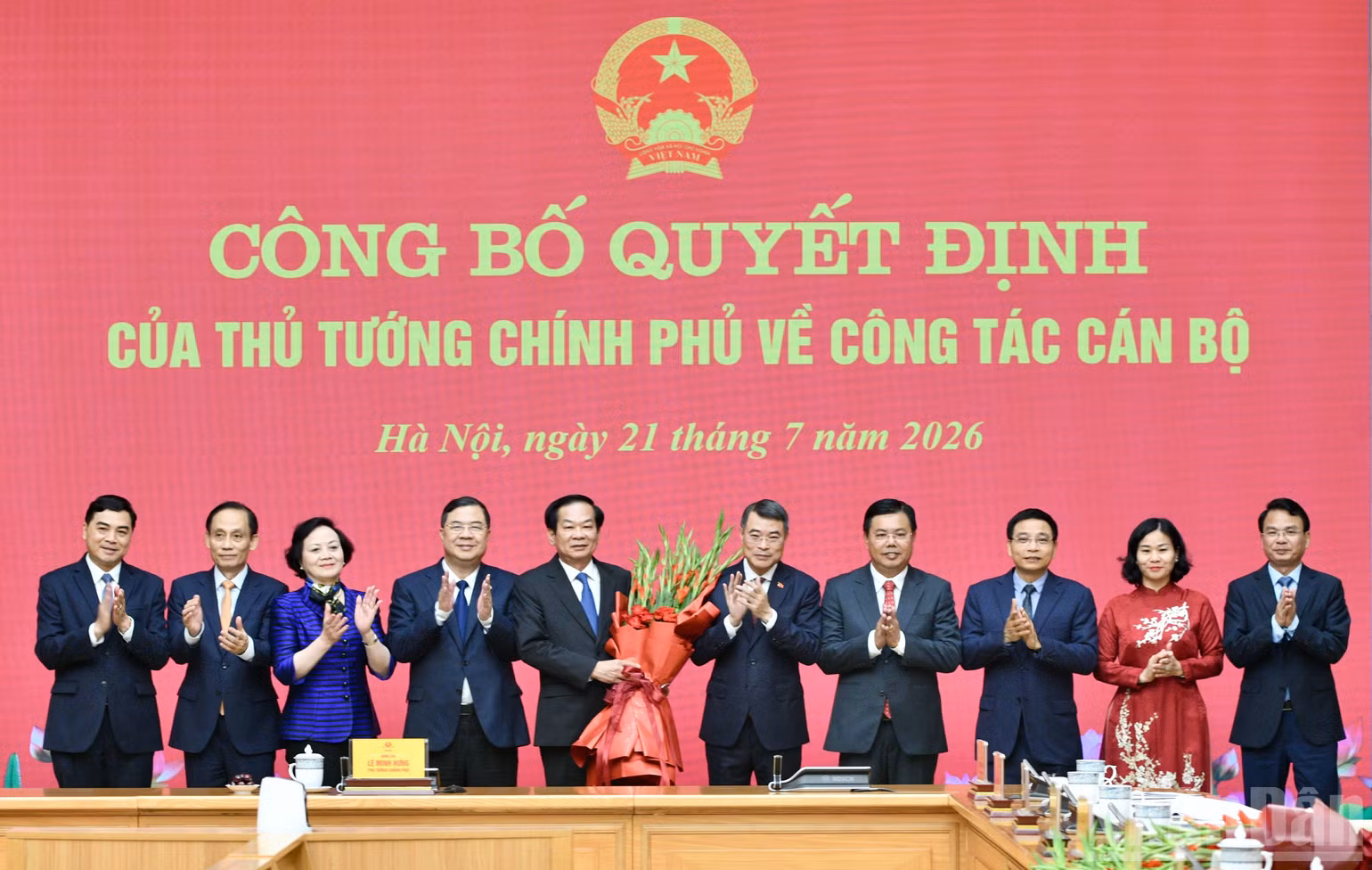 Thủ tướng Chính phủ Lê Minh Hưng, các đồng chí trong Thường vụ Đảng ủy Chính phủ chúc mừng các đồng chí được trao Quyết định tại buổi lễ. (Ảnh: Thanh Giang)