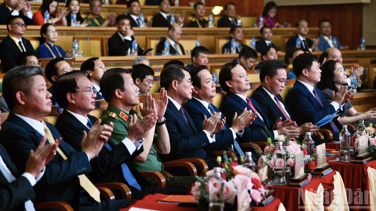 Thủ tướng Chính phủ Lê Minh Hưng và các đồng chí lãnh đạo, đại biểu tại Hội nghị. (Ảnh: THANH GIANG)