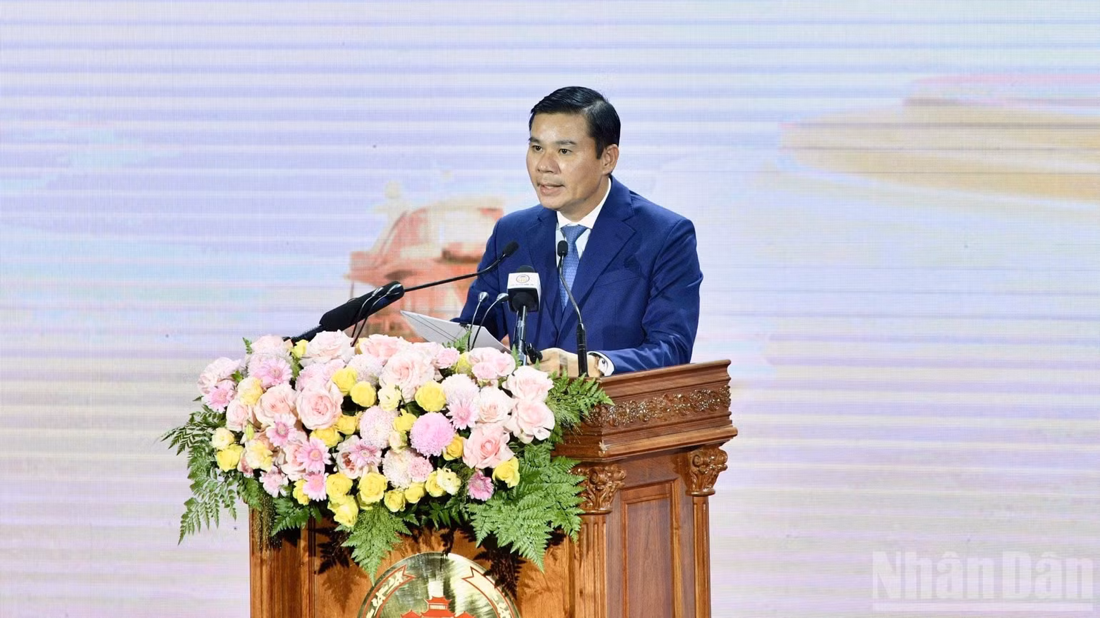 Lãnh đạo Ủy ban nhân dân tỉnh Hưng Yên công bố Quyết định của Thủ tướng Chính phủ thành lập Khu công nghệ cao Hưng Yên; công bố Quyết định về xếp loại tỉnh Hưng Yên là đơn vị hành chính loại I; công bố Quyết định: Điều chỉnh Quy hoạch tỉnh Hưng Yên thời kỳ 2021-2030, tầm nhìn đến năm 2050. (Ảnh: THANH GIANG)