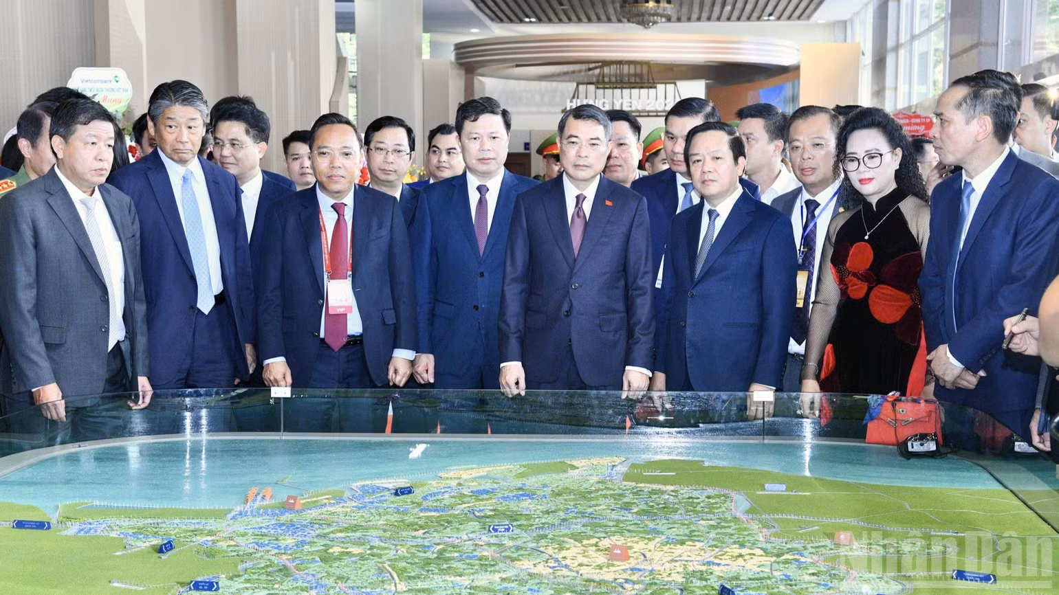 Thủ tướng Chính phủ Lê Minh Hưng nghe lãnh đạo tỉnh Hưng Yên giới thiệu sa bàn quy hoạch tỉnh. (Ảnh: THANH GIANG)