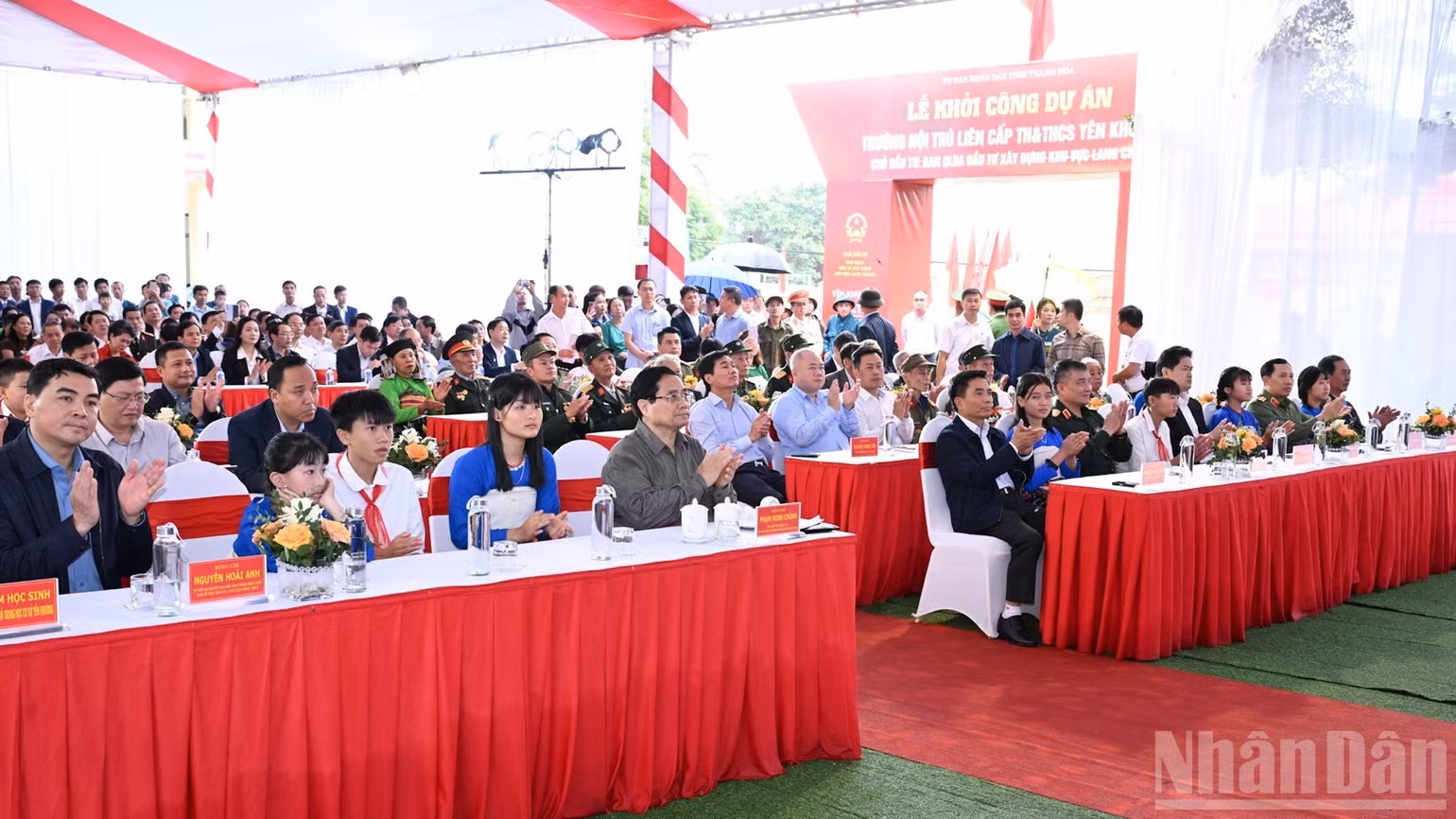 Thủ tướng Phạm Minh Chính và các đồng chí lãnh đạo, đại biểu tham dự lễ khởi công. (Ảnh: TRẦN HẢI)