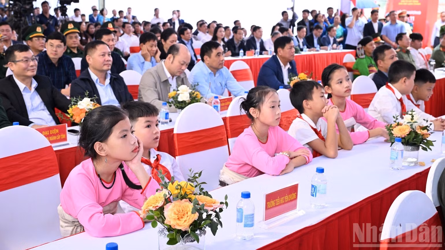 Các đại biểu, các cháu học sinh tham dự lễ khởi công tại điểm cầu xã Yên Khương, tỉnh Thanh Hóa. (Ảnh: TRẦN HẢI)