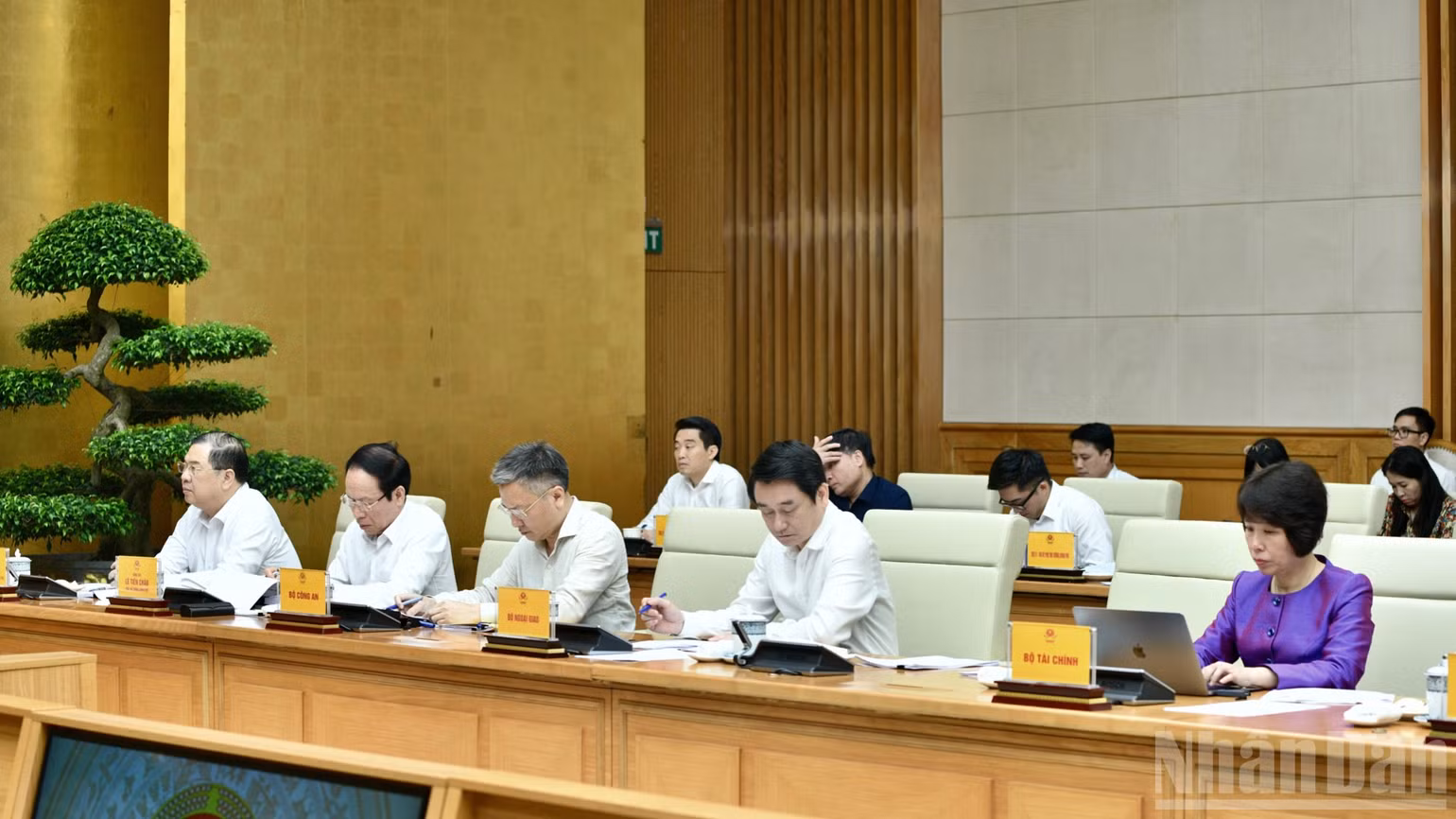 Các Phó Thủ tướng Chính phủ, lãnh đạo các bộ, ngành tham dự cuộc làm việc. (Ảnh: THANH GIANG)
