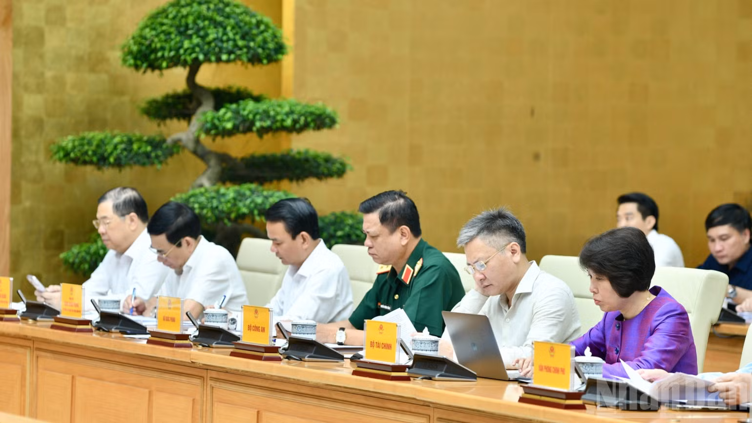 Các Phó Thủ tướng Chính phủ, lãnh đạo các bộ, ngành tham dự cuộc làm việc. (Ảnh: Thanh Giang)