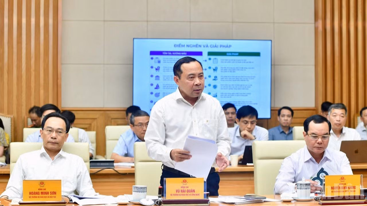 Bộ trưởng Khoa học và Công nghệ Vũ Hải Quân phát biểu ý kiến tại phiên họp. (Ảnh: Thanh Giang)
