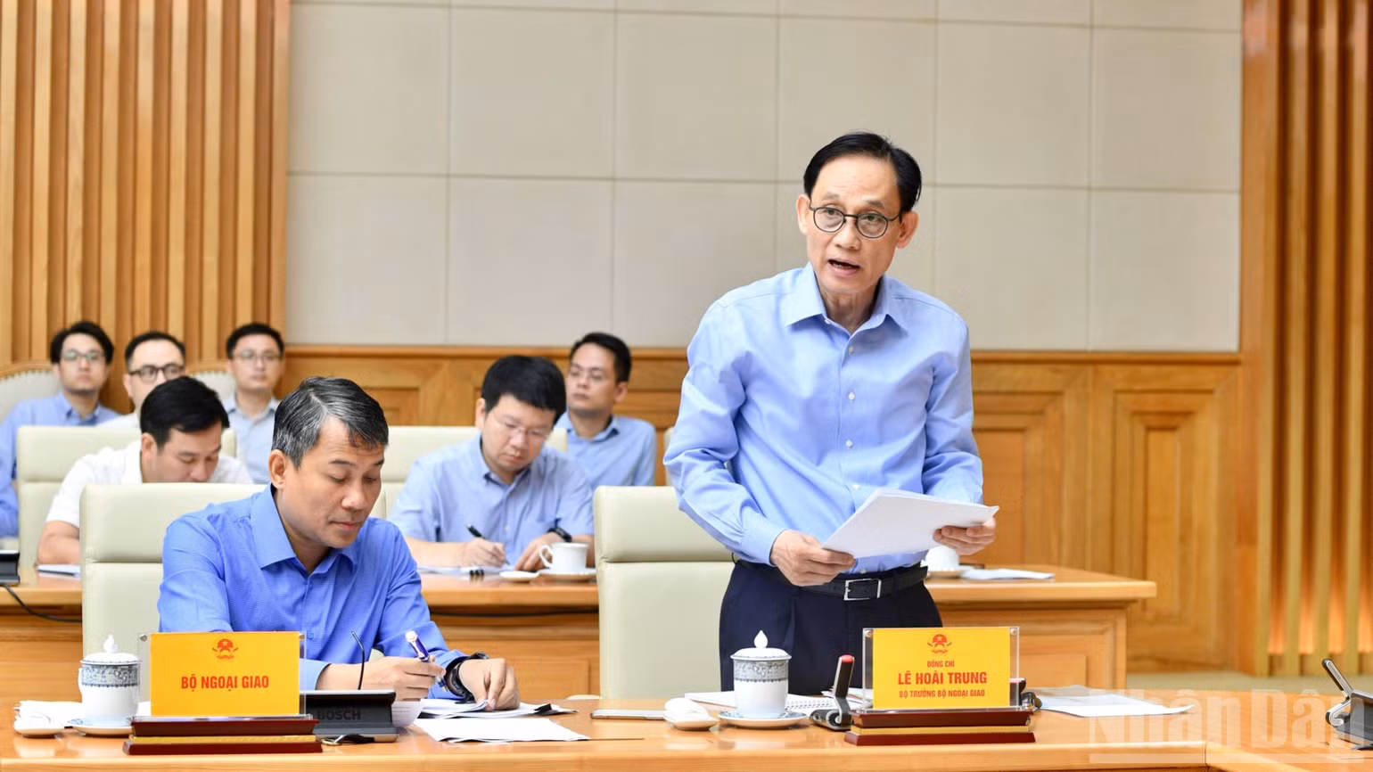 Bộ trưởng Ngoại giao Lê Hoài Trung báo cáo Thủ tướng Chính phủ tại buổi làm việc. (Ảnh: Thanh Giang)