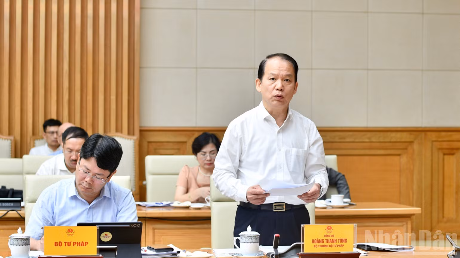 Bộ trưởng Tư pháp Hoàng Thanh Tùng báo cáo Thủ tướng Chính phủ tại cuộc làm việc. (Ảnh: THANH GIANG)