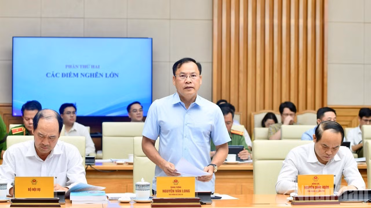 Thứ trưởng Công an Nguyễn Văn Long phát biểu ý kiến tại phiên họp. (Ảnh: Thanh Giang)