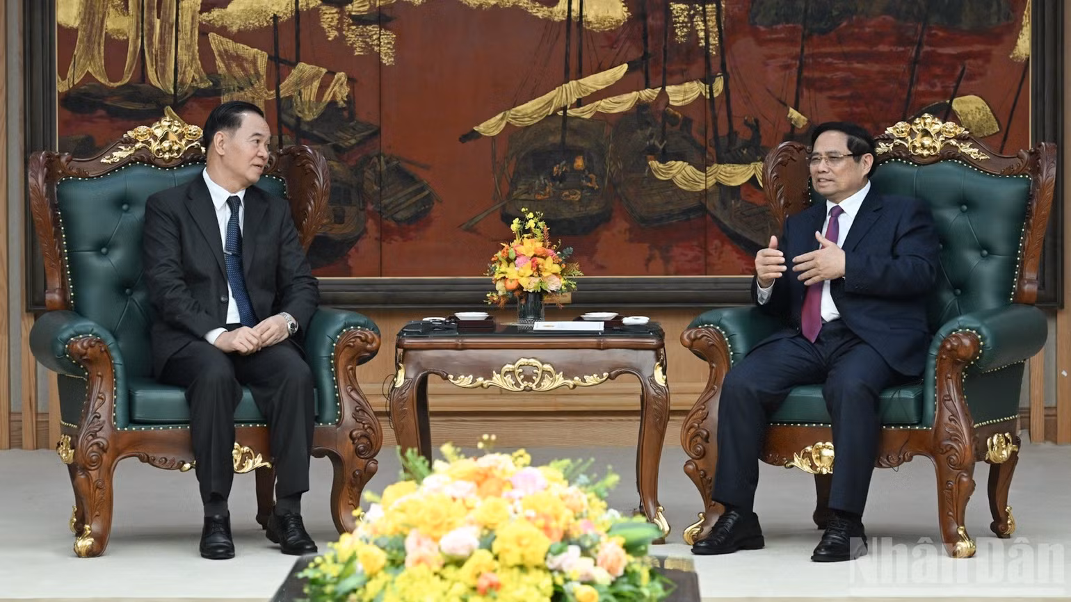 Thủ tướng Chính phủ Phạm Minh Chính tiếp đồng chí Thongsalith Mangnormek, Bí thư Trung ương Đảng, Bộ trưởng Giáo dục và Thể thao Lào. (Ảnh: TRẦN HẢI)