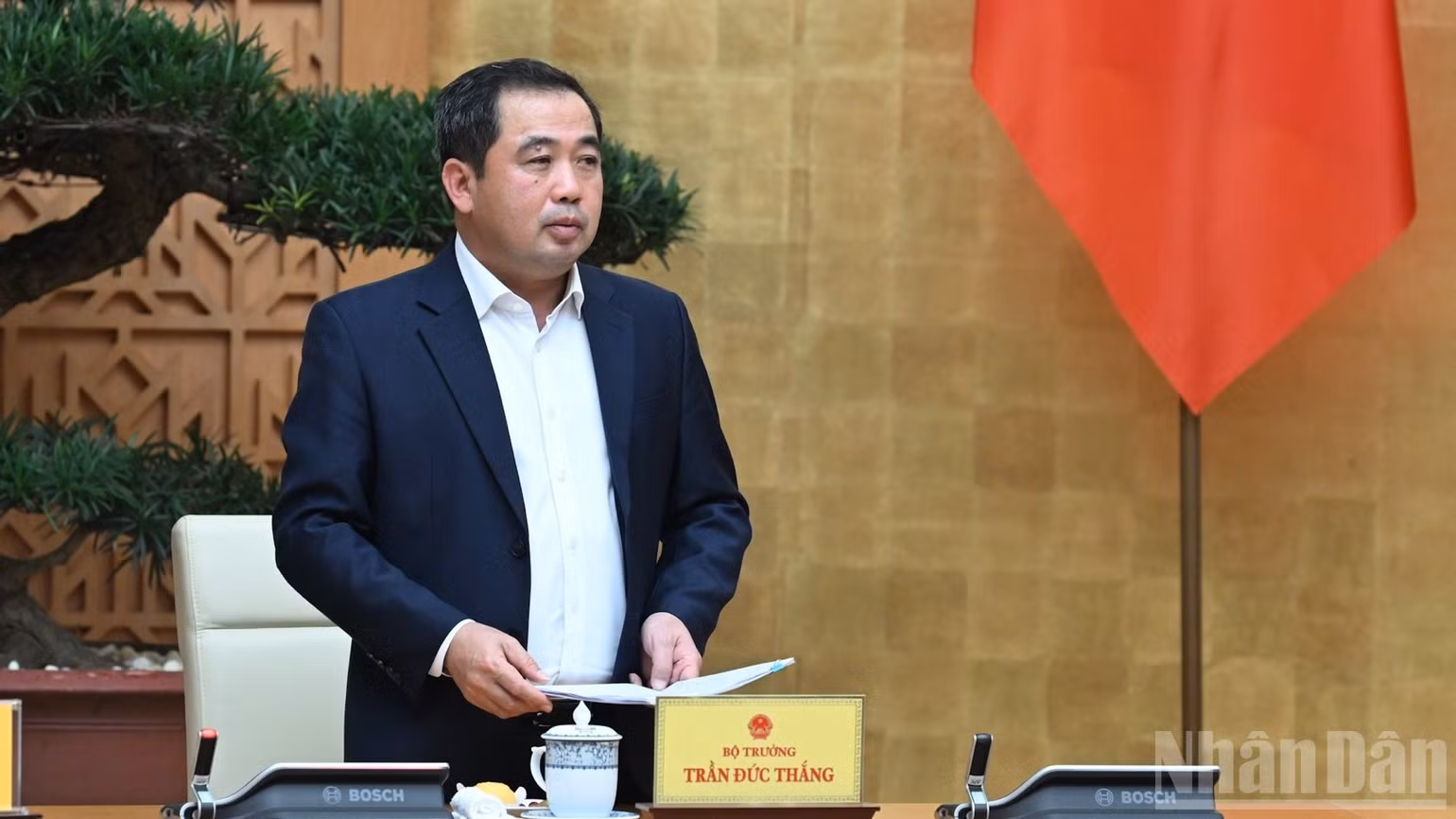 Bộ trưởng Nông nghiệp và Môi trường Trần Đức Thắng phát biểu ý kiến tại phiên họp. (Ảnh: Trần Hải)
