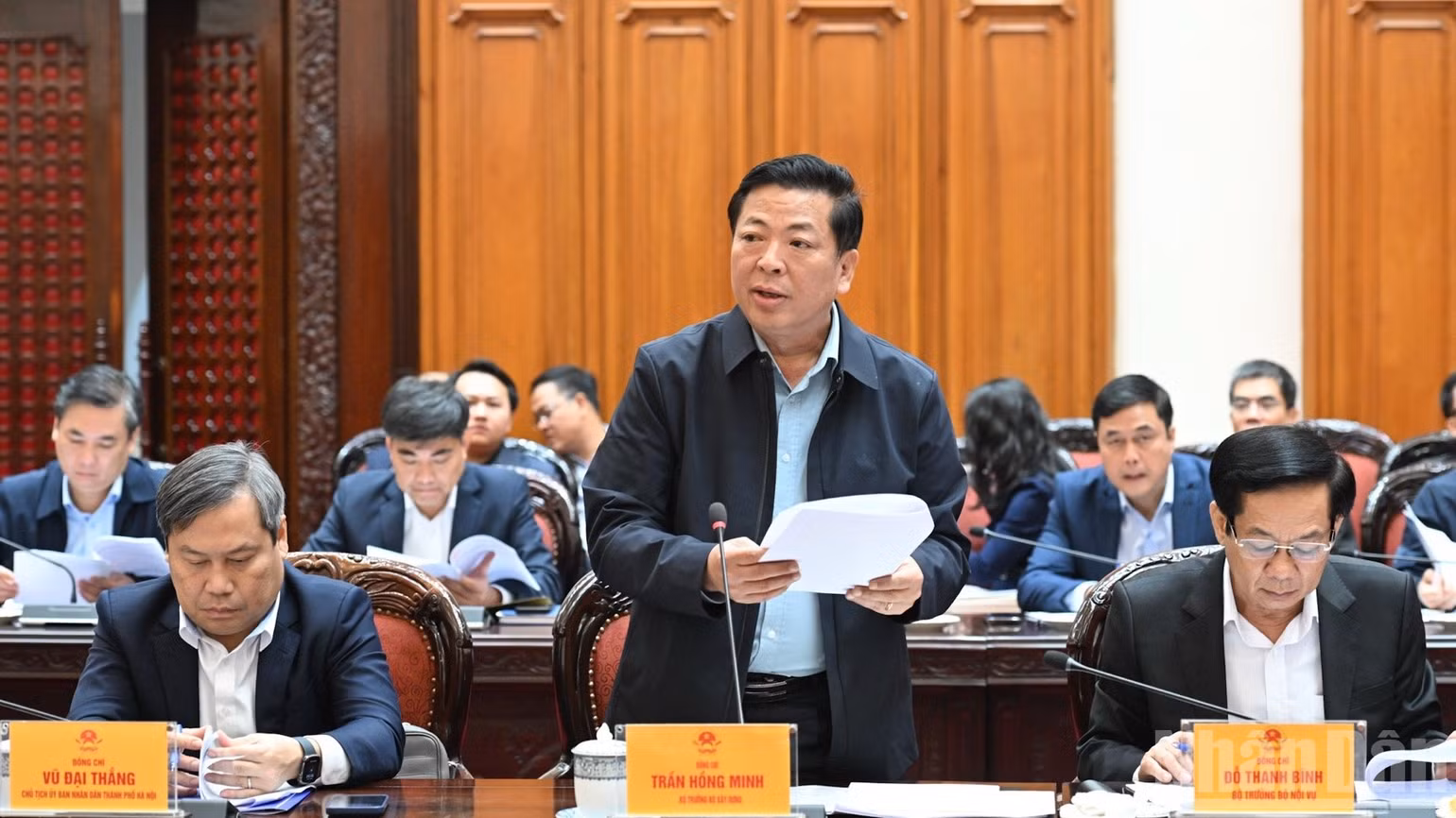 Bộ trưởng Xây dựng Trần Hồng Minh báo cáo Thủ tướng Chính phủ tại cuộc họp. (Ảnh: TRẦN HẢI)
