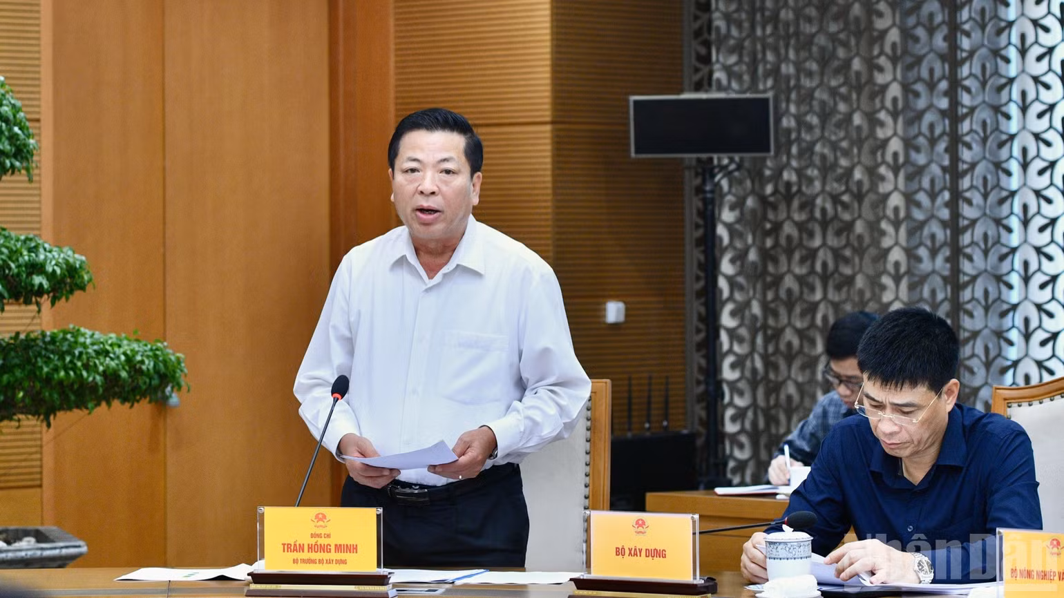 Bộ trưởng Xây dựng Trần Hồng Minh báo cáo Thủ tướng Chính phủ tại cuộc họp. (Ảnh: THANH GIANG)