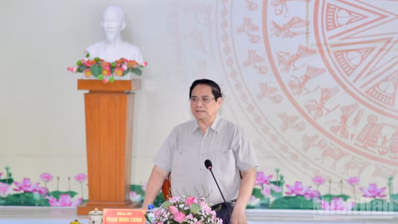 Thủ tướng Phạm Minh Chính phát biểu ý kiến tại buổi làm việc với lãnh đạo tỉnh Đồng Tháp, xã Mỹ Hiệp. (Ảnh: THANH GIANG)