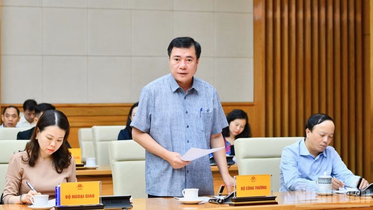 Thứ trưởng Công thương Nguyễn Sinh Nhật Tân phát biểu ý kiến tại cuộc làm việc. (Ảnh: THANH GIANG)