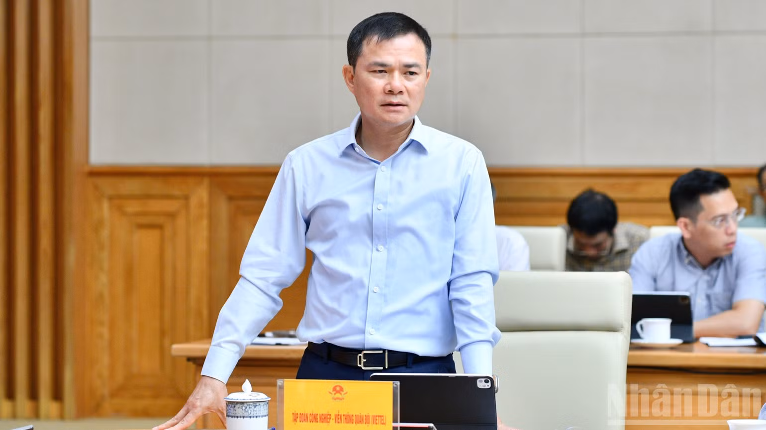 Chủ tịch kiêm Tổng Giám đốc Tập đoàn Công nghiệp-Viễn thông Quân đội (Viettel) Tào Đức Thắng phát biểu ý kiến tại cuộc làm việc. (Ảnh: THANH GIANG)