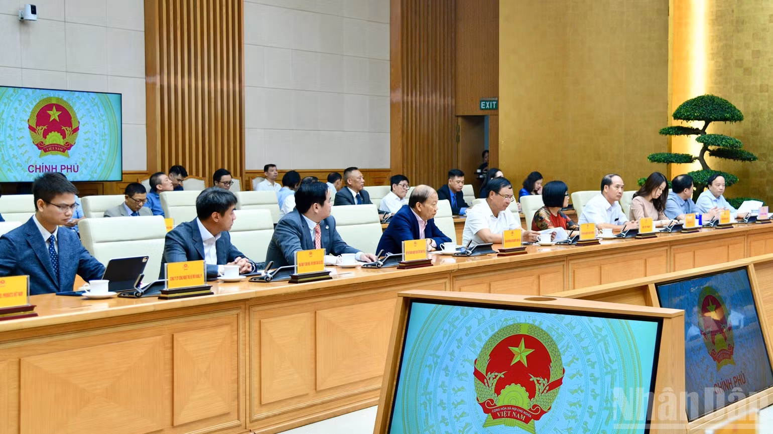 Đại diện các hiệp hội, doanh nghiệp ngành điện tử bán dẫn tham dự cuộc làm việc. (Ảnh: THANH GIANG)