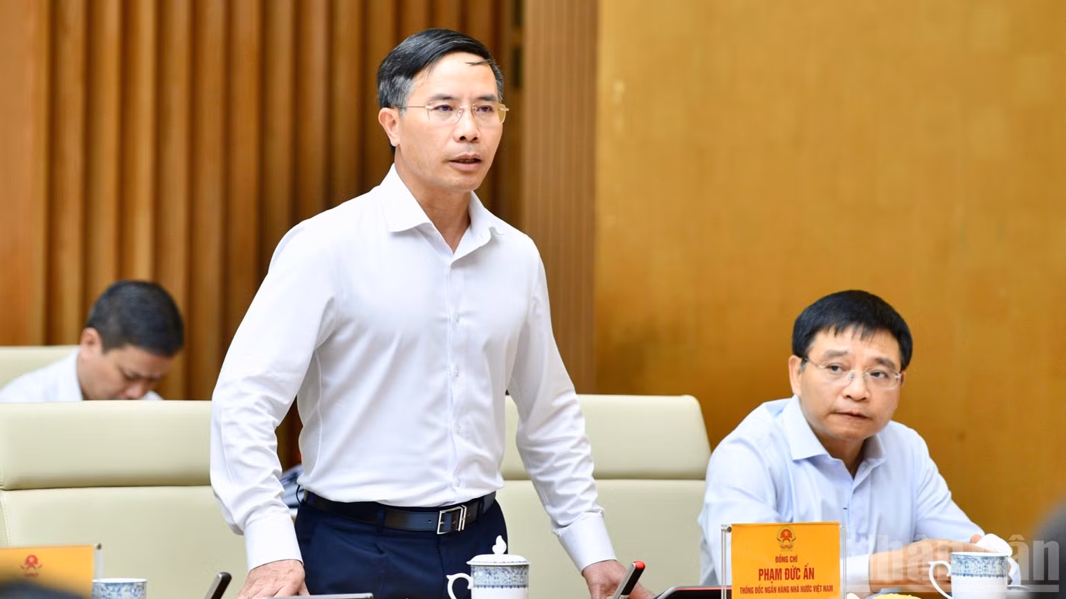 Thống đốc Ngân hàng Nhà nước Việt Nam Phạm Đức Ấn báo cáo Thủ tướng Chính phủ tại cuộc làm việc. (Ảnh: THANH GIANG)