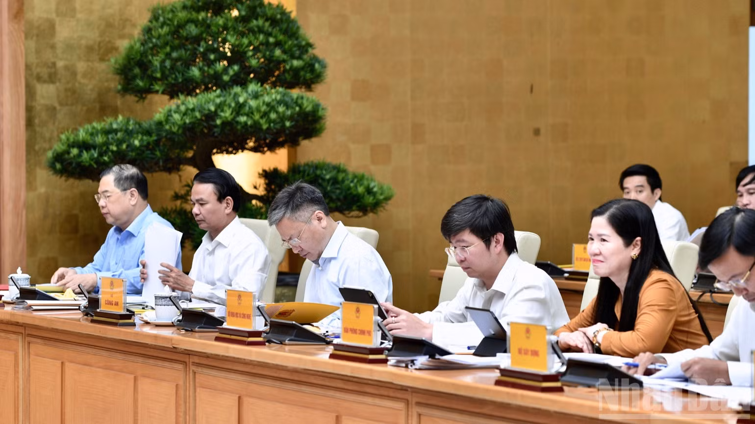 Phó Thủ tướng Thường trực Chính phủ Phạm Gia Túc, lãnh đạo các bộ, ngành tham dự cuộc làm việc. (Ảnh: THANH GIANG)