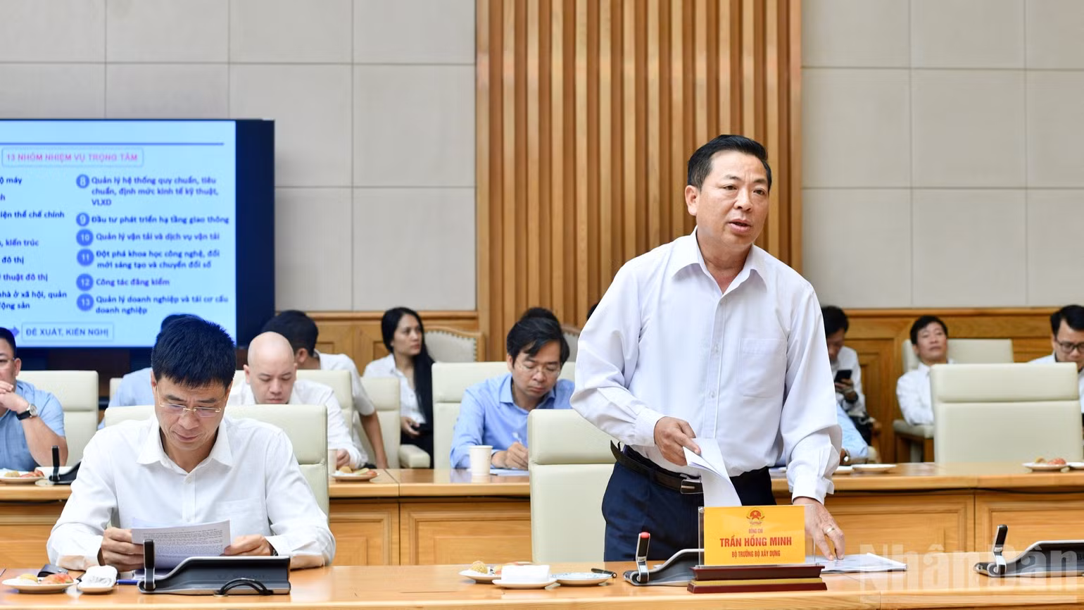 Bộ trưởng Xây dựng Trần Hồng Minh báo cáo Thủ tướng Chính phủ tại cuộc làm việc. (Ảnh: Thanh Giang)