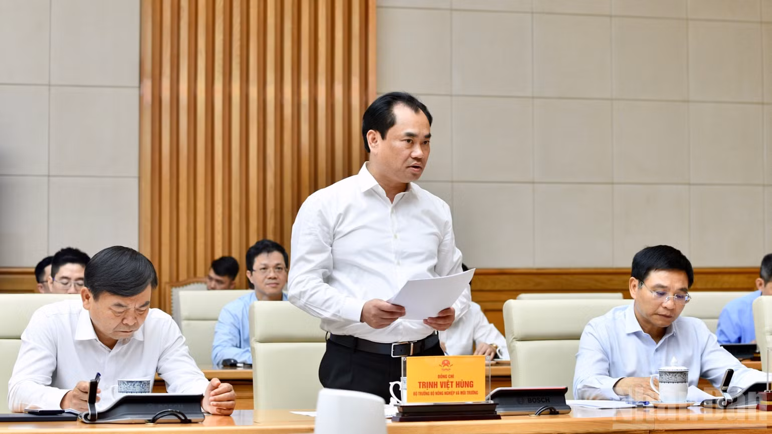 Bộ trưởng Nông nghiệp và Môi trường Trịnh Việt Hùng báo cáo Thủ tướng Chính phủ tại cuộc làm việc. (Ảnh: Thanh Giang)