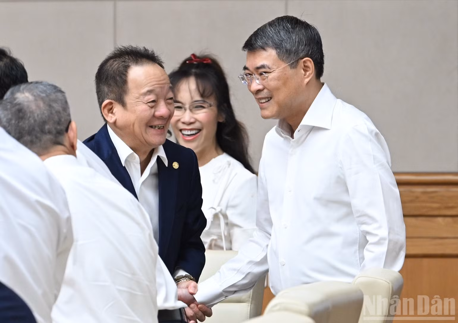 Thủ tướng Chính phủ Lê Minh Hưng bắt tay lãnh đạo các ngân hàng thương mại cổ phần. (Ảnh: TRẦN HẢI)