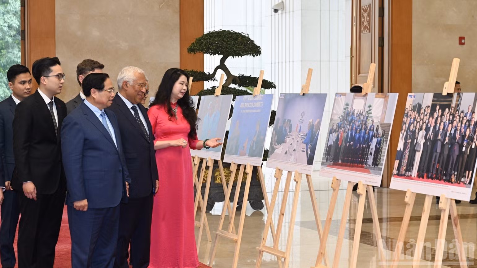 Thủ tướng Chính phủ Phạm Minh Chính giới thiệu với Chủ tịch Hội đồng châu Âu António Costa triển lãm ảnh quan hệ Việt Nam-EU. (Ảnh: TRẦN HẢI)
