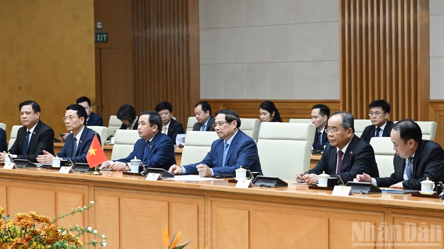 Thủ tướng Phạm Minh Chính và lãnh đạo các bộ, ban, ngành Trung ương phía Việt Nam tại cuộc hội kiến. (Ảnh: TRẦN HẢI)