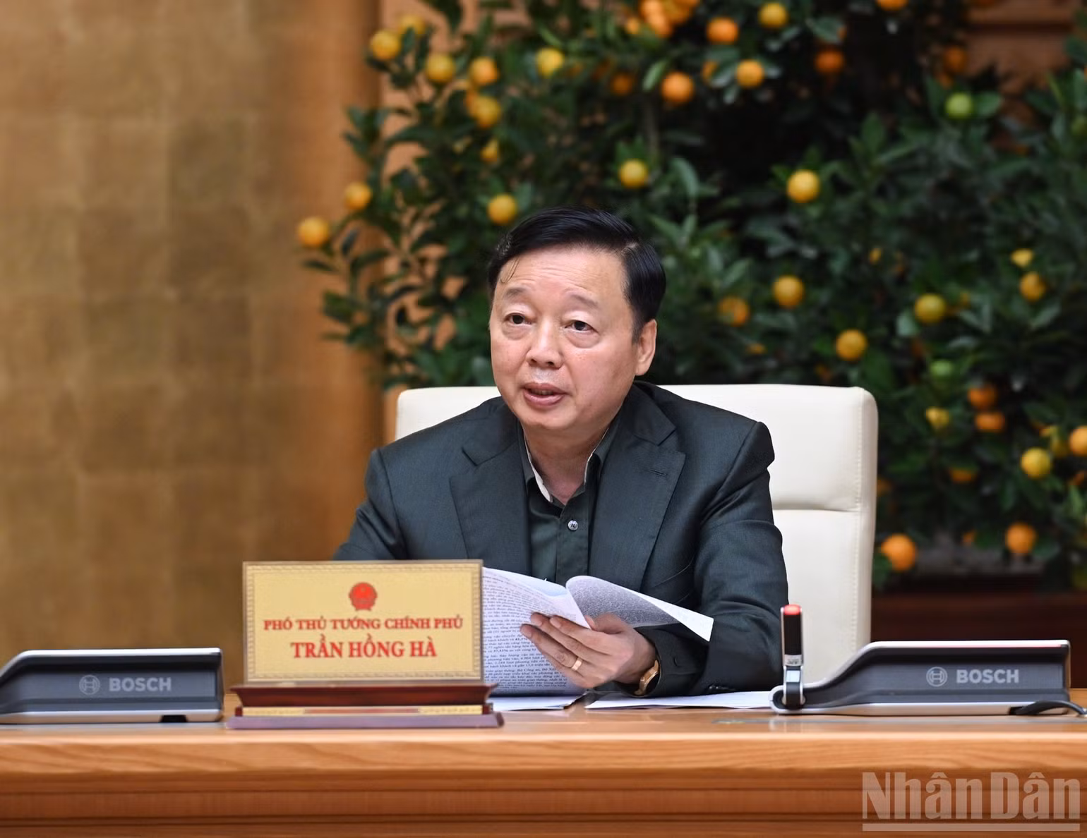 Phó Thủ tướng Chính phủ Trần Hồng Hà phát biểu ý kiến tại cuộc họp. (Ảnh: Trần Hải)