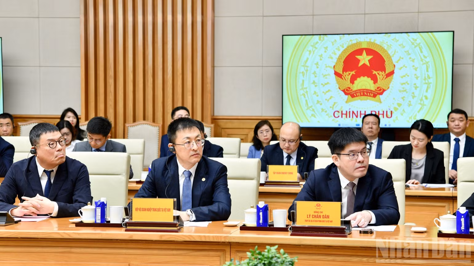 Đại diện lãnh đạo một số doanh nghiệp lớn của Trung Quốc tham dự cuộc gặp gỡ. (Ảnh: THANH GIANG)