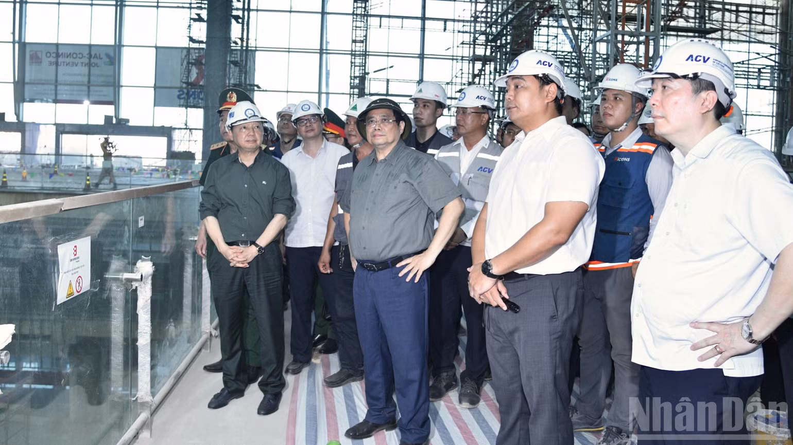 Thủ tướng Phạm Minh Chính kiểm tra các hạng mục của Nhà ga hành khách - Dự án Cảng hàng không quốc tế Long Thành. (Ảnh: Thanh Giang)