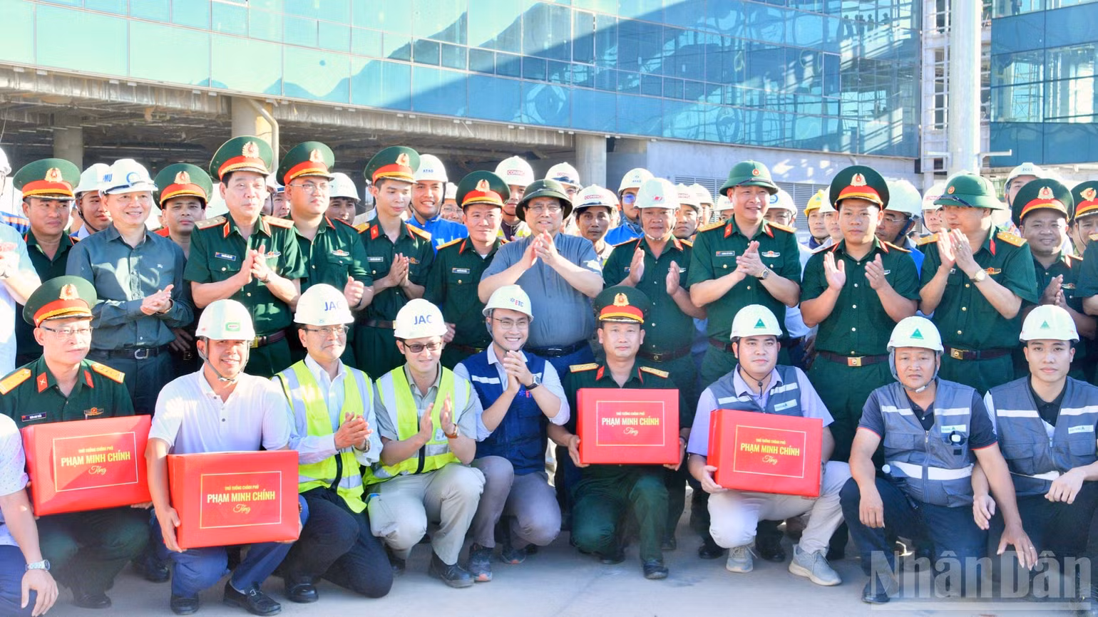 Thủ tướng Phạm Minh Chính tặng quà đội ngũ kỹ sư, công nhân các đơn vị đang thi công tại Dự án Cảng hàng không quốc tế Long Thành. (Ảnh: THANH GIANG)