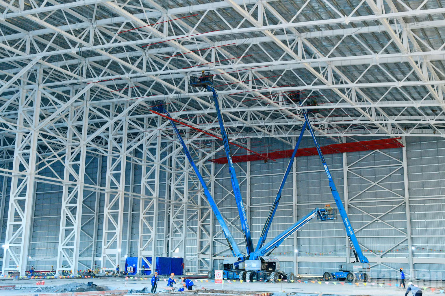 Hangar máy bay do Vietjet đầu tư xây dựng đang được khẩn trương hoàn thành. (Ảnh: THANH GIANG)