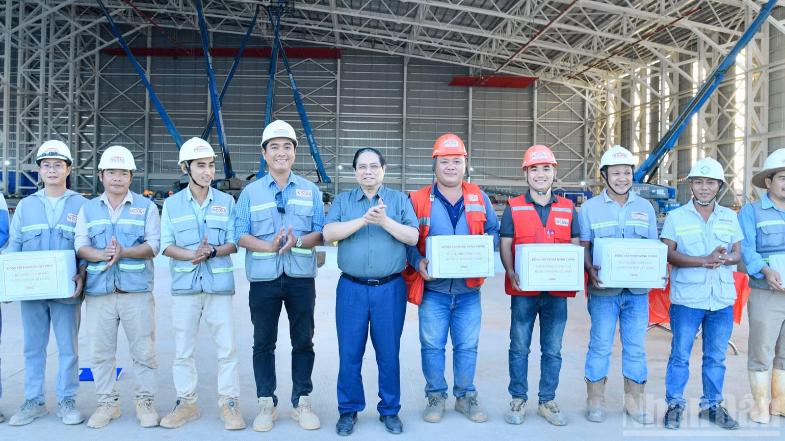Thủ tướng Phạm Minh Chính tặng quà, động viên các đơn vị đang thi công hangar máy bay của Vietjet tại Cảng hàng không quốc tế Long Thành. (Ảnh: THANH GIANG)