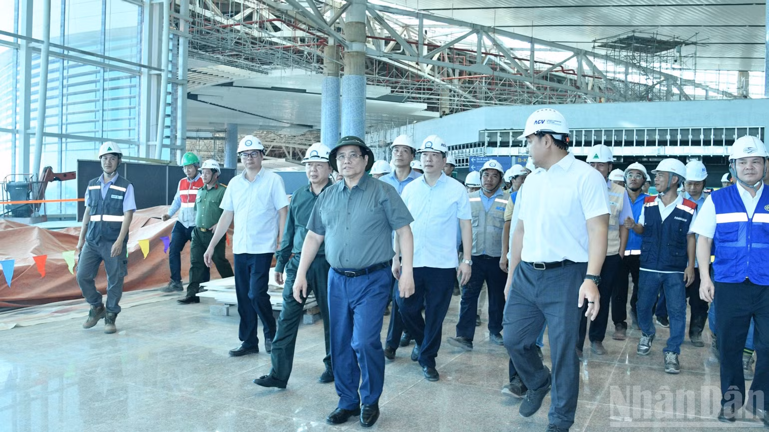 Thủ tướng Phạm Minh Chính đi thị sát, kiểm tra các hạng mục đang được thi công tại Nhà ga hành khách-Dự án Cảng hàng không quốc tế Long Thành. (Ảnh: THANH GIANG)