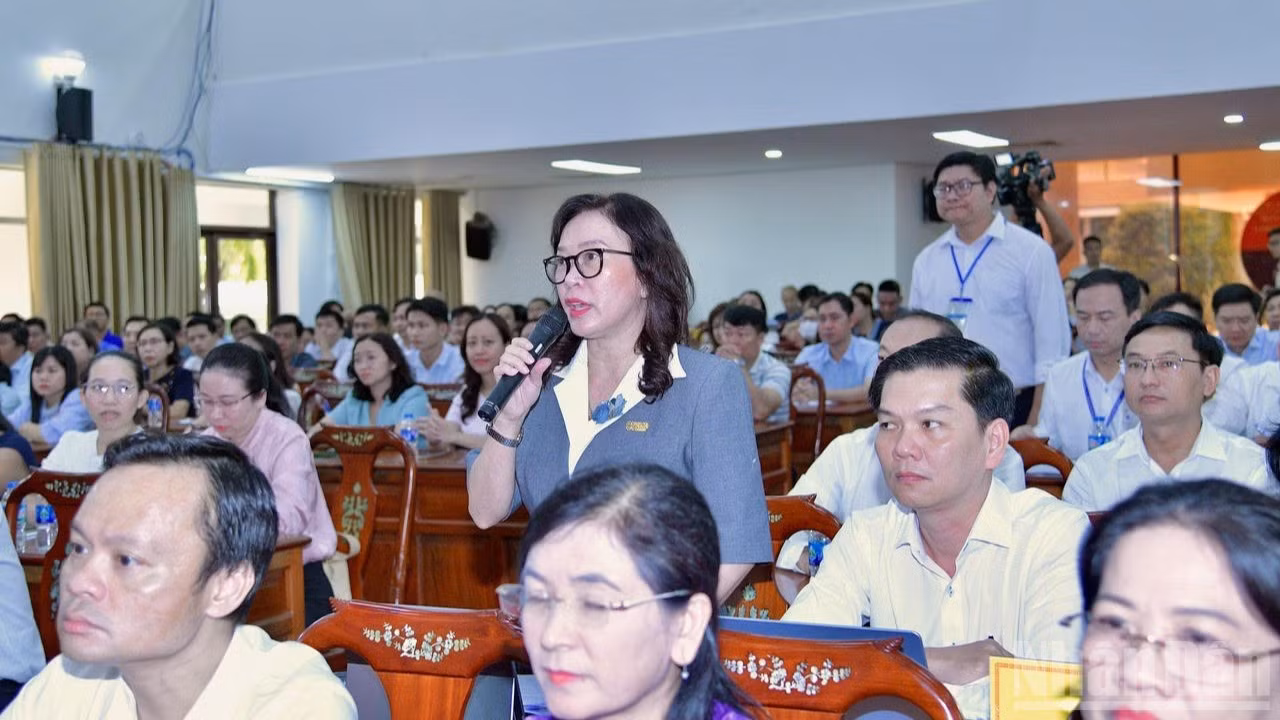 Cử tri thành phố Cần Thơ trình bày các kiến nghị liên quan lĩnh vực y tế và giáo dục đào tạo. (Ảnh THANH GIANG)