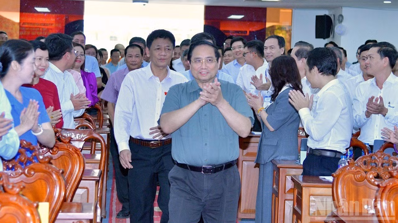 Thủ tướng Chính phủ Phạm Minh Chính và các đồng chí lãnh đạo tới dự Hội nghị tiếp xúc cử tri sau Kỳ họp thứ 10, Quốc hội khóa XV. (Ảnh THANH GIANG)