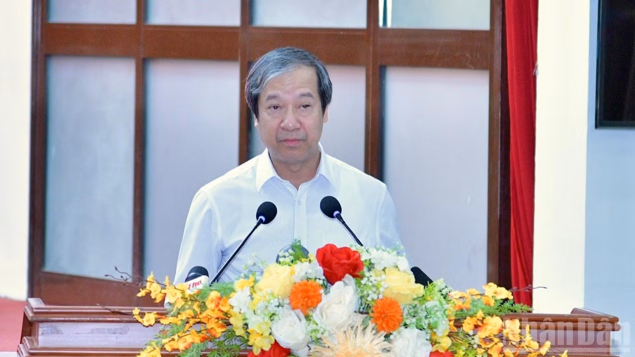 Bộ trưởng Giáo dục và Đào tạo Nguyễn Kim Sơn trả lời kiến nghị của các cử tri thành phố Cần Thơ liên quan lĩnh vực giáo dục đào tạo. (Ảnh THANH GIANG)