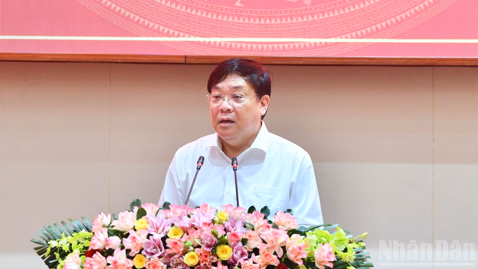 Chủ tịch Ủy ban nhân dân tỉnh Đồng Tháp Phạm Thành Ngại phát biểu ý kiến tại cuộc làm việc. (Ảnh: THANH GIANG)