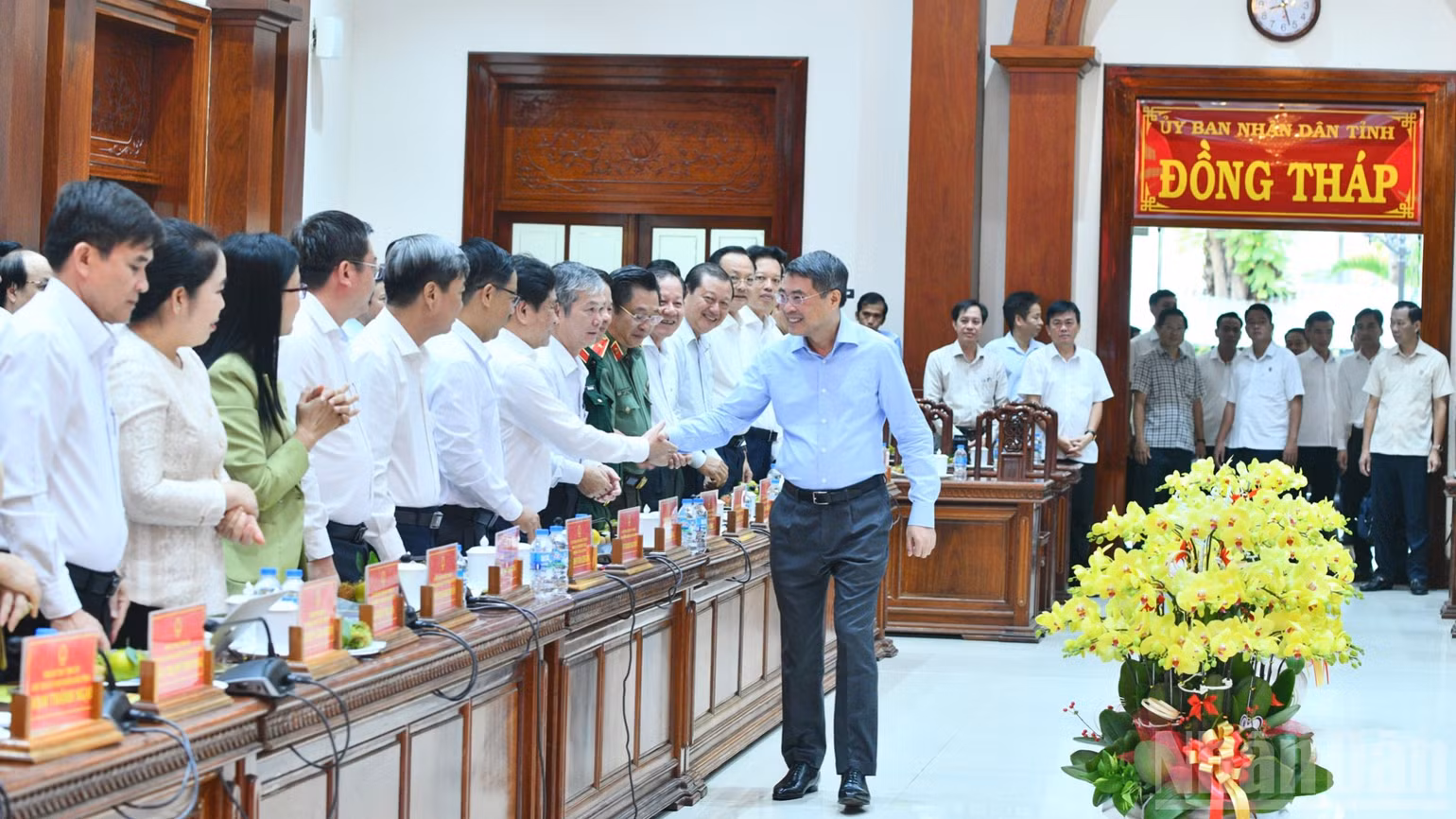 Thủ tướng Chính phủ Lê Minh Hưng với các đồng chí trong Ban Thường vụ Tỉnh ủy Đồng Tháp. (Ảnh: THANH GIANG)