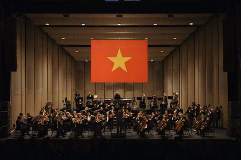 Dưới sự chỉ huy của nhạc trưởng Sir Antonio Pappano, LSO mở đầu đêm diễn đầu tiên của Vietnam Airlines Classic-Hanoi Concert 2026 bằng những giai điệu hào hùng của Quốc ca Việt Nam. (Ảnh: VNA)