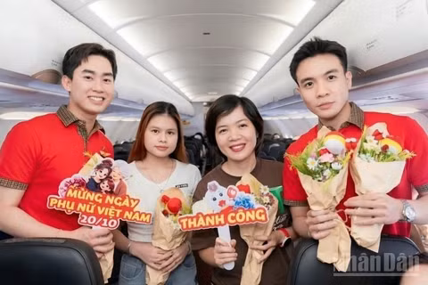 Các tiếp viên hàng không Vietjet dịp này không chỉ chào đón và phục vụ hành khách với các món ăn nóng, tươi ngon hay Vikkaffe mà còn mang theo những bó hoa tươi thắm dành tặng các bà, các cô và chị em gái. (Ảnh: BẢO VY)